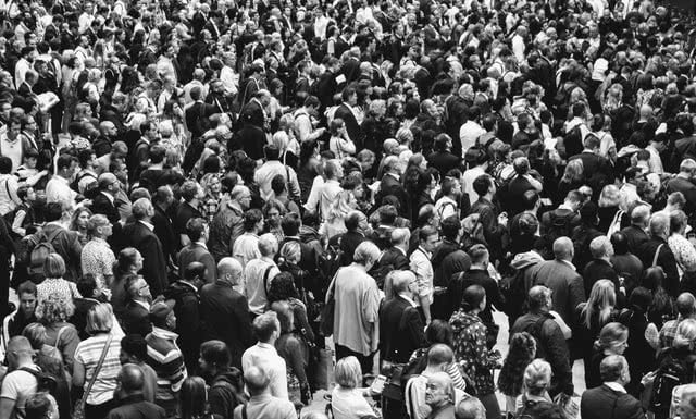 A crowd of people, photo by Rob Curran on Unsplash