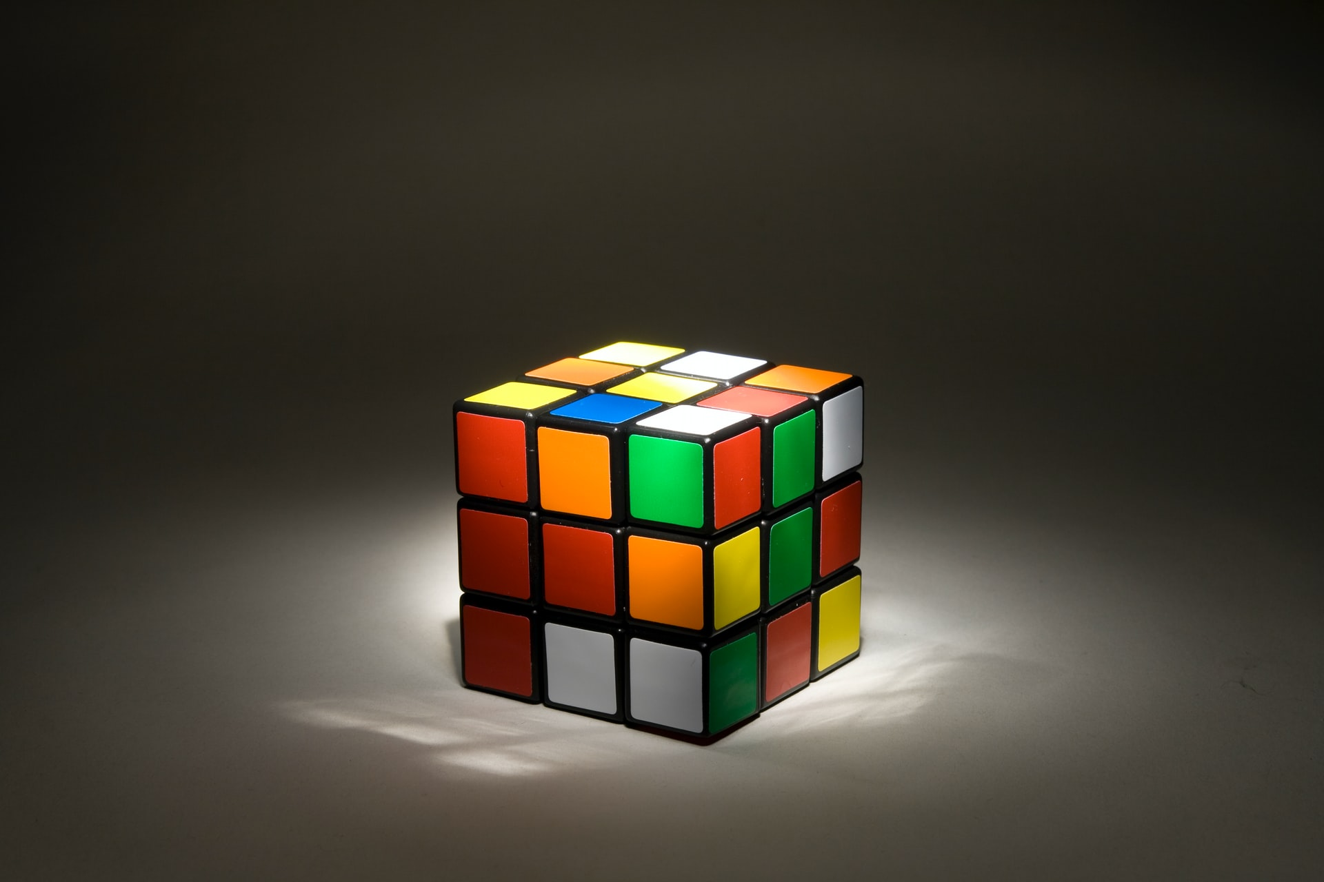 Um cubo de Rubik baralhado.