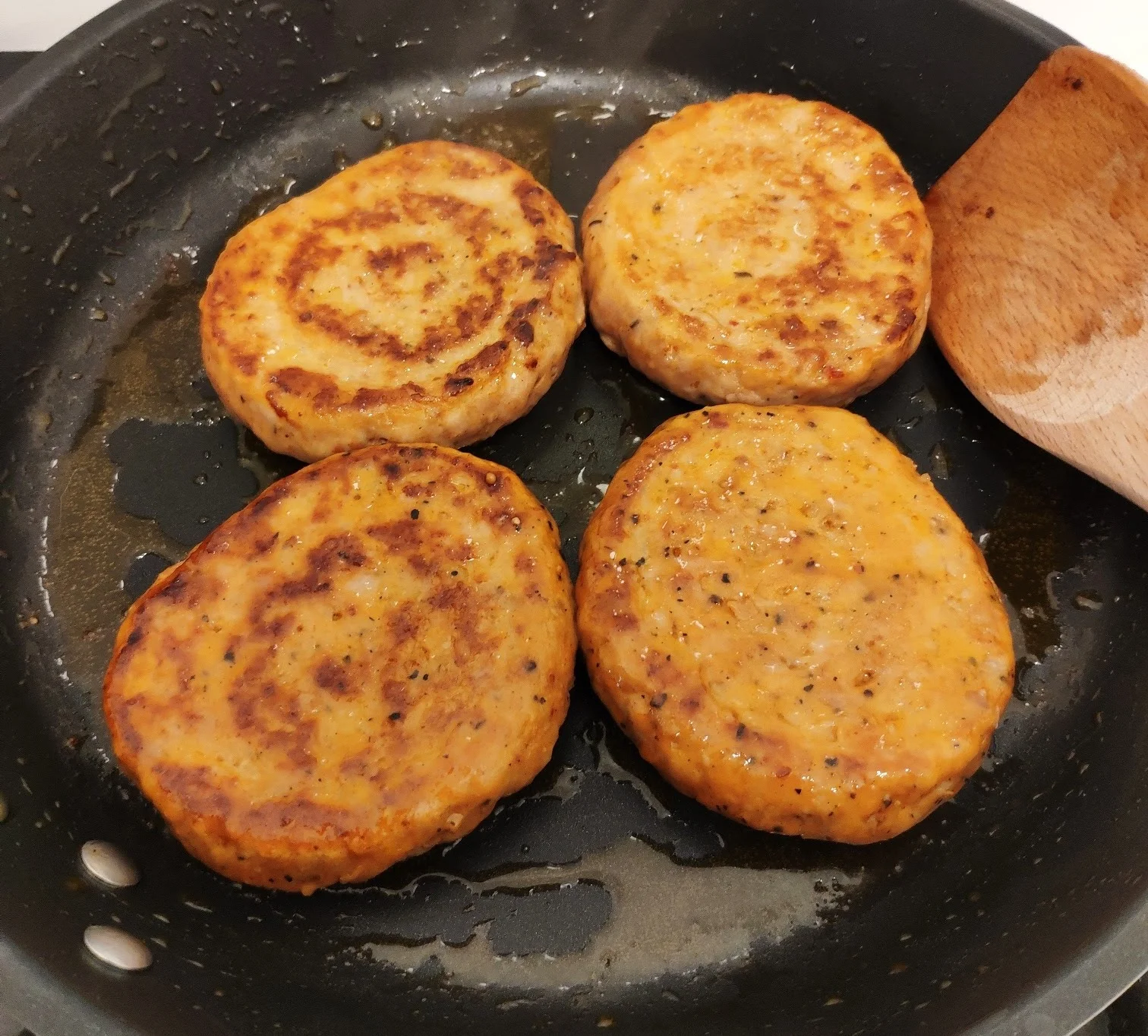 Four hamburgers of two different types indistinguishable by colour.